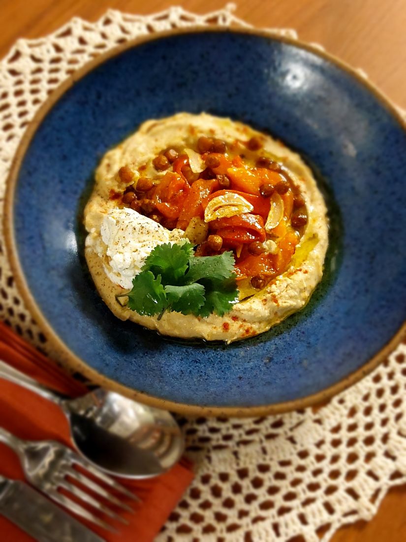 HUMMUS COM PIMENTÕES TOSTADOS, GRÃO DE BICO CROCANTE E COALHADA EM