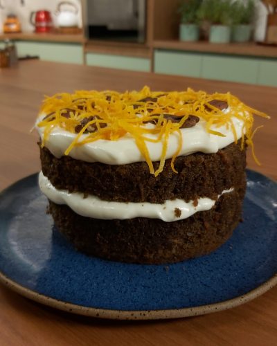 BOLO DE CENOURA AMERICANO COM BUTTER CREAM (CARROT CAKE) - Larissa